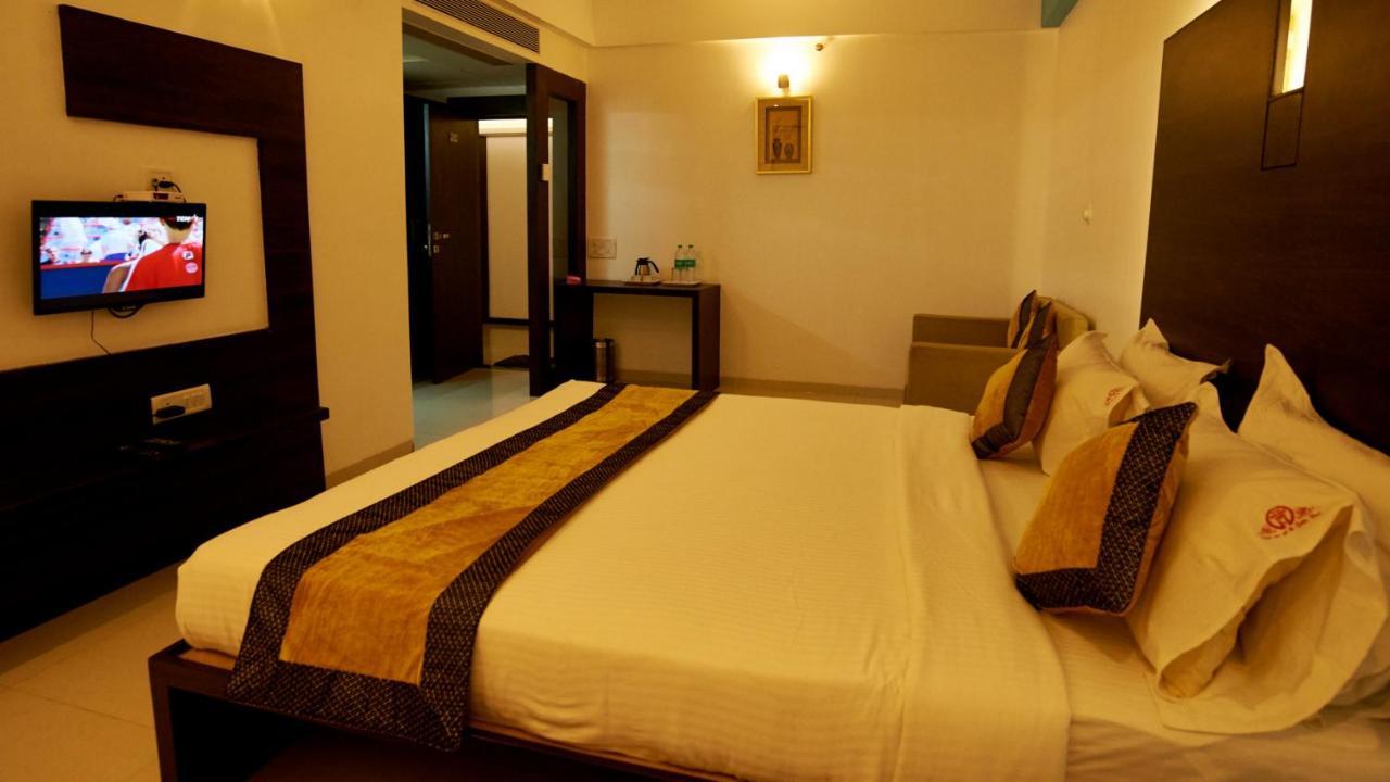 Hotel Golden View Shirdi Exteriör bild