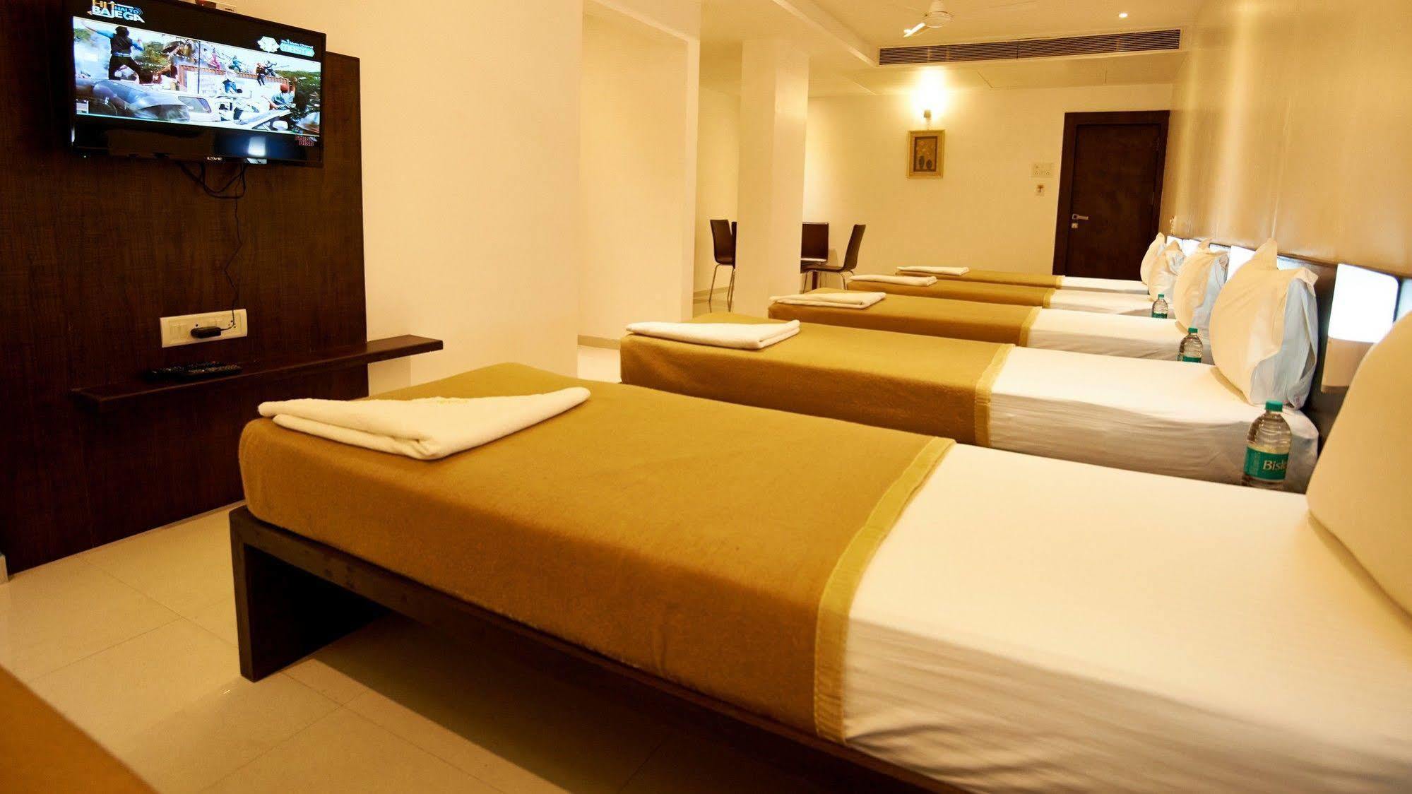 Hotel Golden View Shirdi Exteriör bild