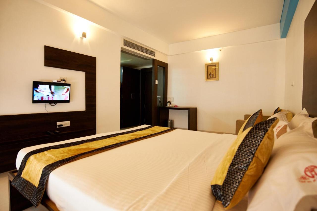 Hotel Golden View Shirdi Exteriör bild